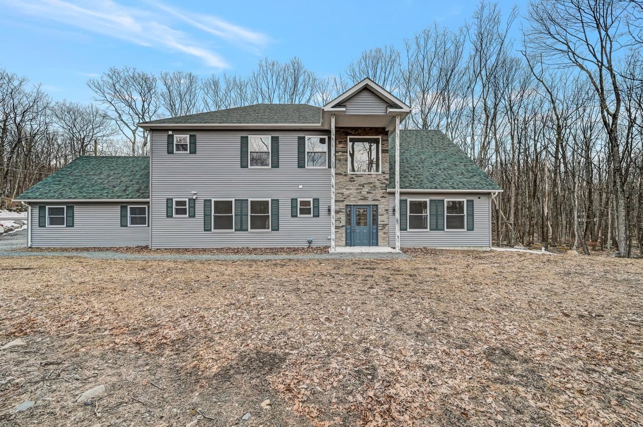 104 Cedar Ln, Lords Valley, PA